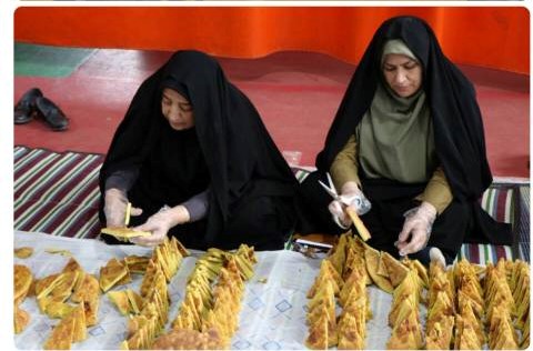 پخت فتیر و پذیرایی از اجتماع مردمی شهرستان بجنورد توسط بانوان امدادگر کمیته امداد خراسان شمالی